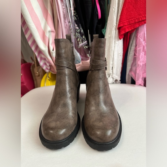 Frye and Co. Brush Gray Ankle Boot Size 6 - Picture 4 of 8